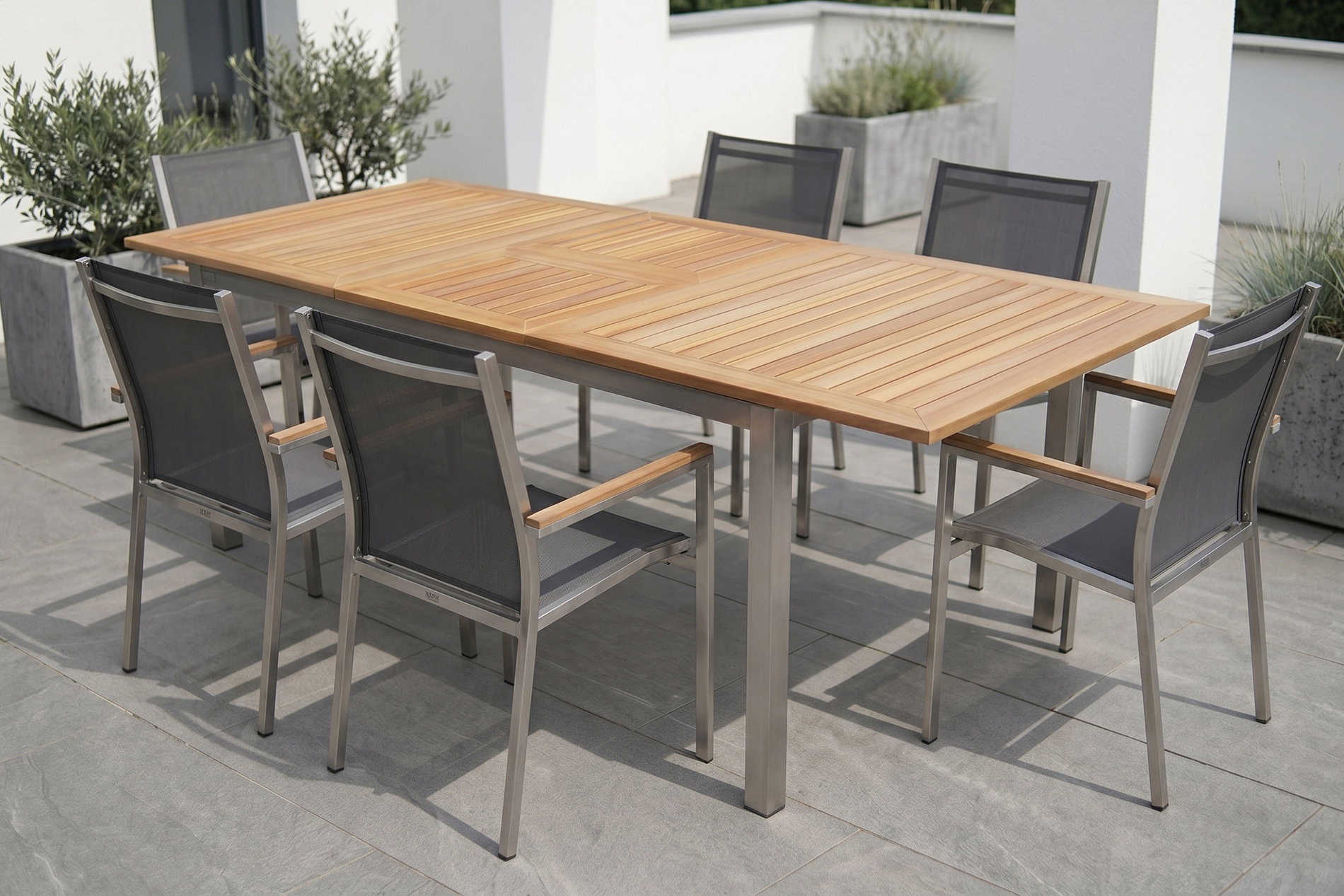 STERN Cardiff Garten-Essgruppe, silber/silbergrau, Edelstahl/Teak, Tisch 180/240 x 100 cm, 6 Stapelsessel, FSC®-zertifiziertes Produkt STERN Cardiff Garten-Essgruppe, silber/silbergrau, Edelstahl/Teak, Tisch 180/240 x 100 cm, 6 Stapelsessel, FSC®-zertifiziertes Produkt