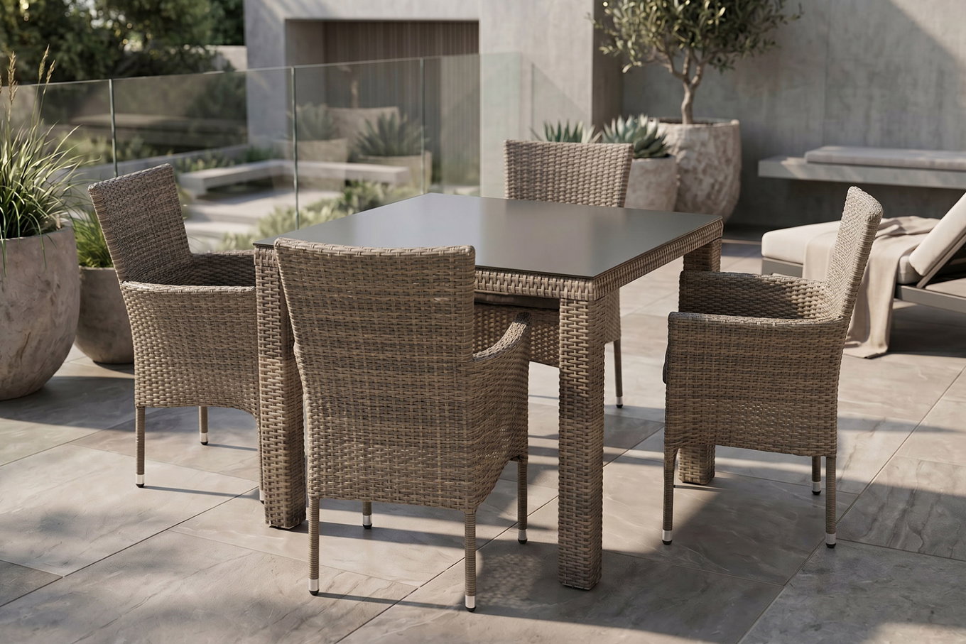 OUTFLEXX Rabida Garten-Essgruppe, champagner-meliert, Polyrattan, Tisch 90 x 90 cm, 4 Stapelsessel, Glasplatte in Steinoptik