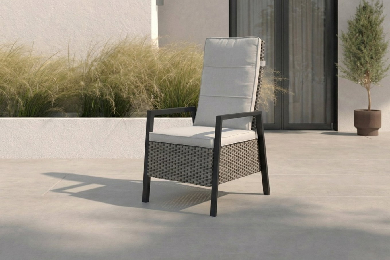 OUTFLEXX Louvra Select Design-Diningsessel, natur/anthrazit, Polyrattan, 59 x 72 x 111 cm, Rücken stufenlos verstellbar