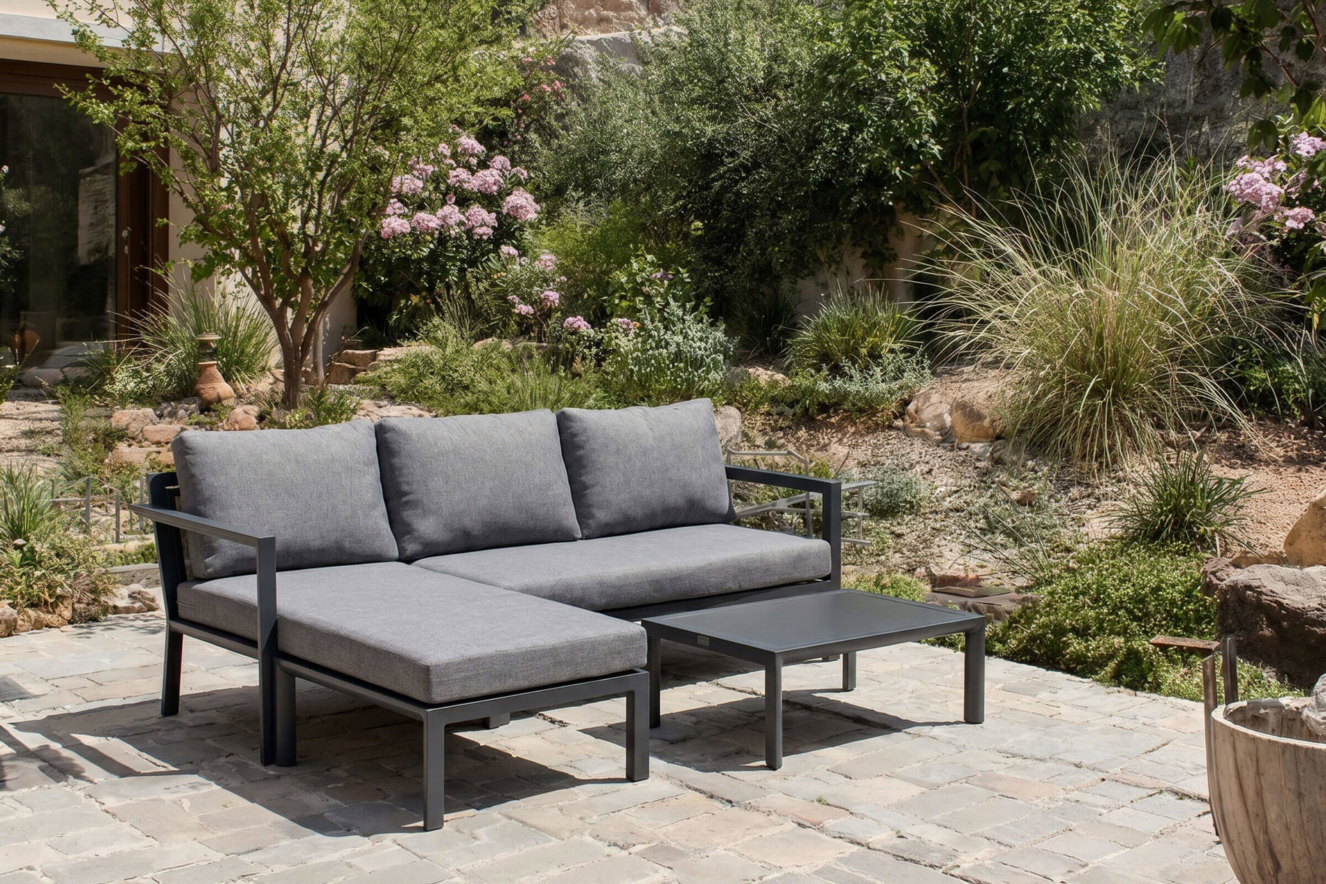 OUTFLEXX 3-Sitzer Sofa, anthrazit matt, Alu/Polyester, 167x75x66 cm, inklusive Hocker und Beistelltisch OUTFLEXX 3-Sitzer Sofa, anthrazit matt, Alu/Polyester, 167x75x66 cm, inklusive Hocker und Beistelltisch