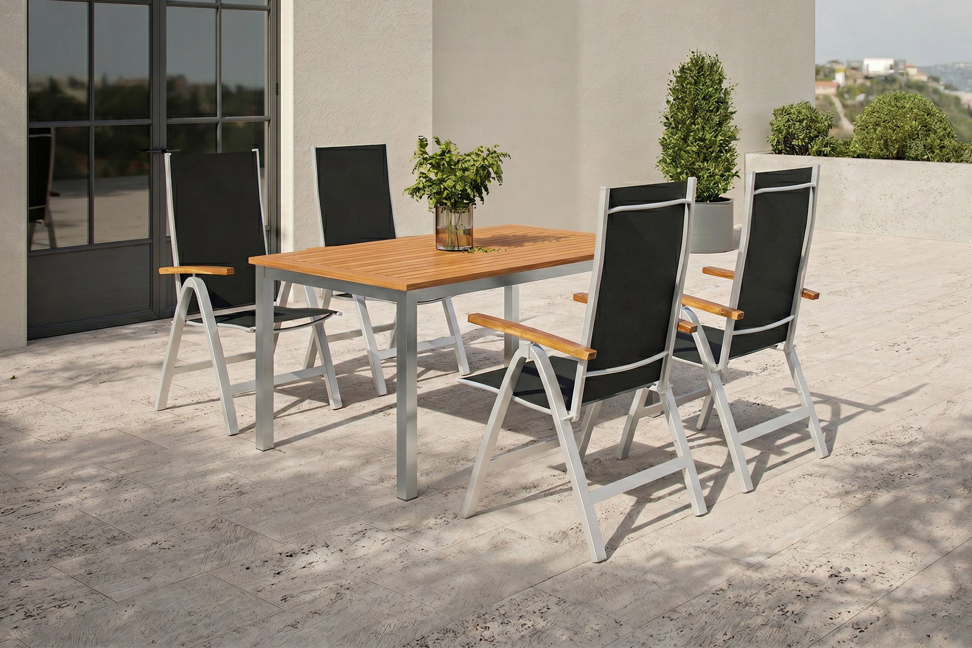 VILLANA Garten-Essgruppe, silber/natural, Alu/Eukalyptus, 150 x 90 x 74 cm, 4 Sitzplätze, witterungsbeständig, mit Fußkappen, FSC®-zertifiziertes Produkt