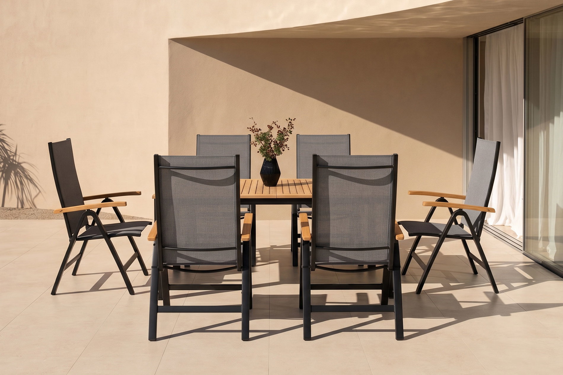 Villana Garten-Essgruppe, 6 Personen, ausziehbarer Tisch 150–200 cm, Aluminium /Eukalyptusholz FSC®-zertifiziert Villana Garten-Essgruppe, 6 Personen, ausziehbarer Tisch 150–200 cm, Aluminium /Eukalyptusholz FSC®-zertifiziert
