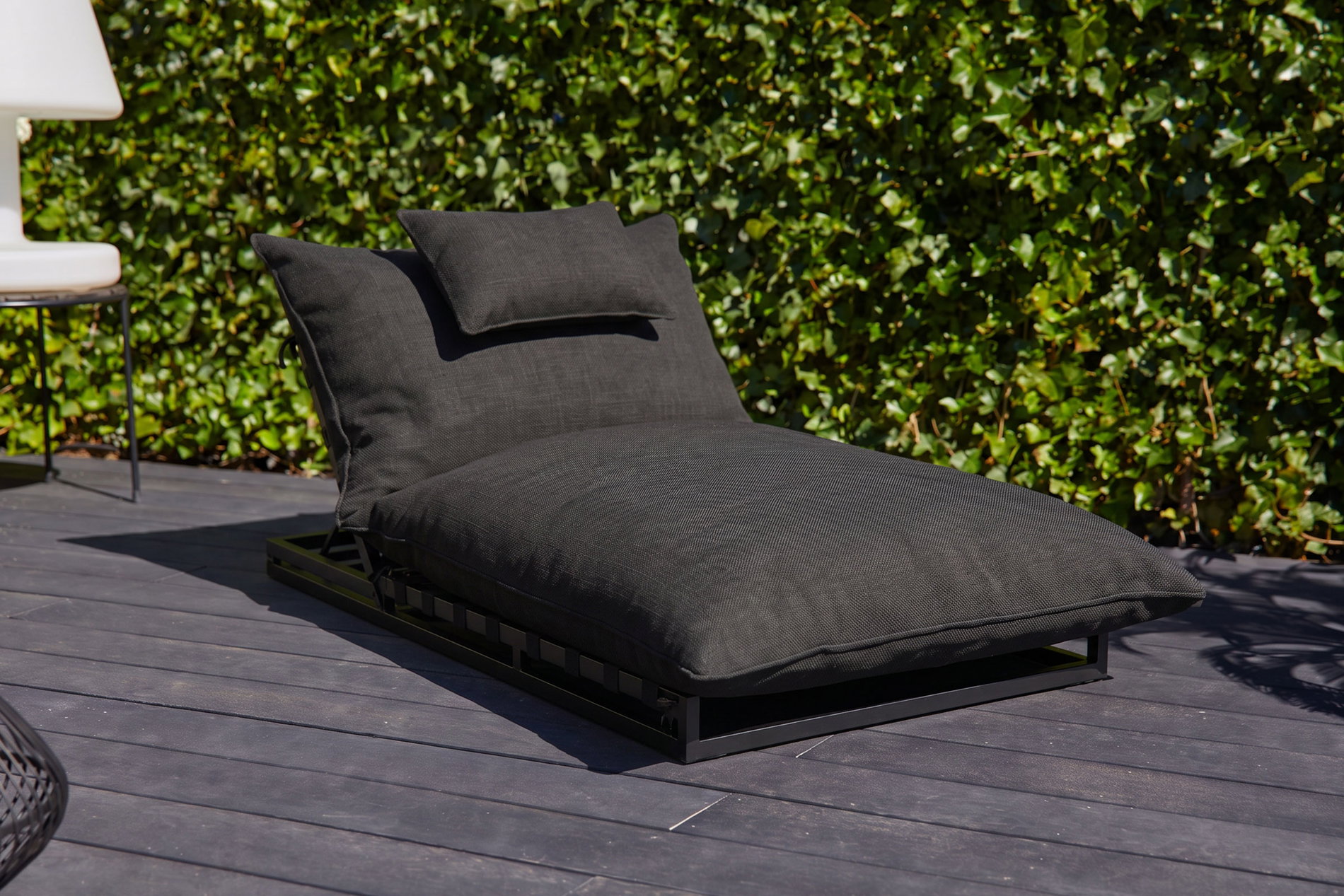 OUTFLEXX Ribe Gartenliege, dunkelgrau/anthrazit, Aluminium/Polyester, 190 x 120 cm, verstellbare Rückenlehne, inkl. Kissen und Auflage OUTFLEXX Ribe Gartenliege, dunkelgrau/anthrazit, Aluminium/Polyester, 190 x 120 cm, verstellbare Rückenlehne, inkl. Kissen und Auflage