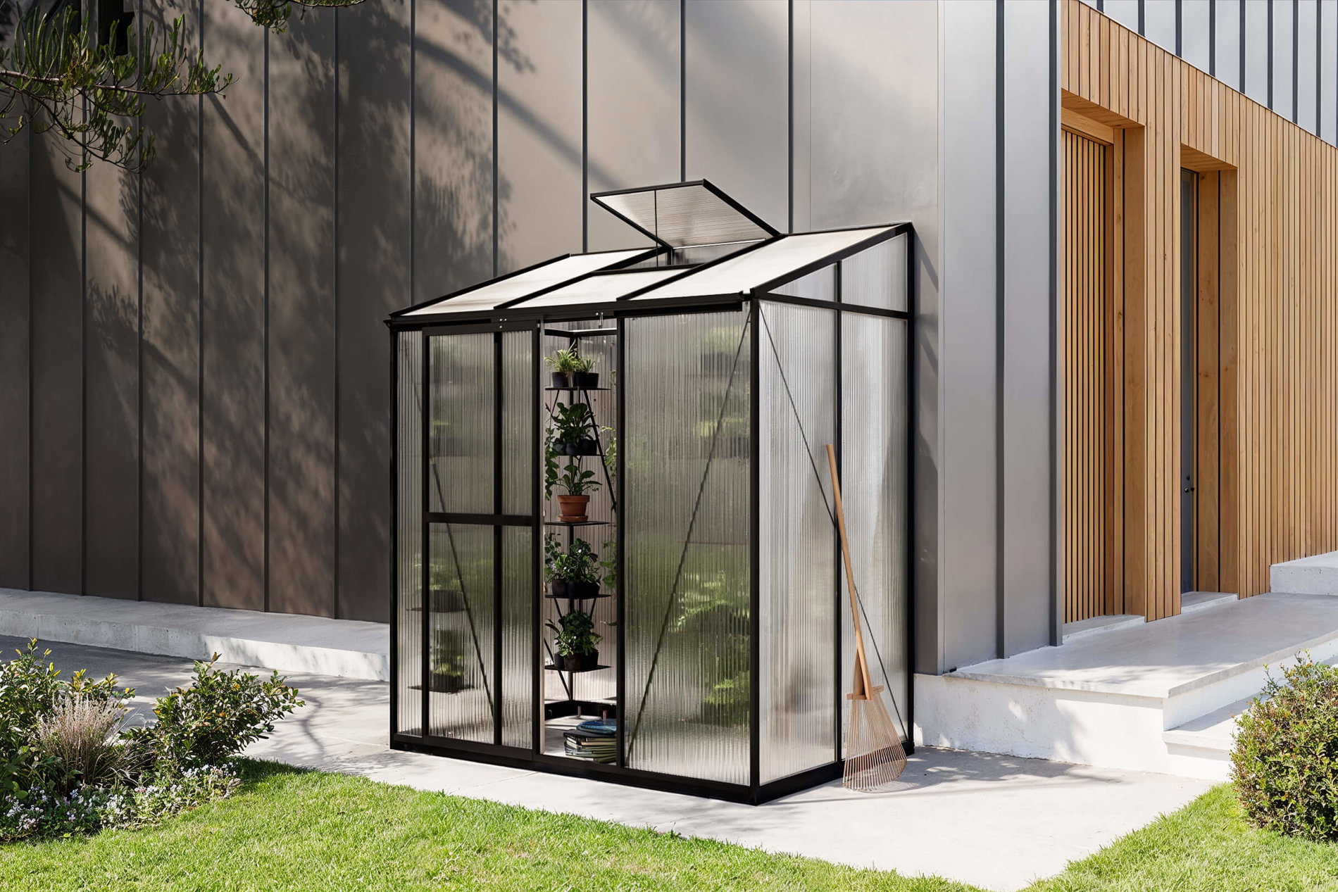 OUTFLEXX Verde Comfort Anlehn-Gewächshaus, schwarzer Rahmen, Aluminium/Polycarbonat, 160 x 105 x 190 cm, UV-beständig, pulverbeschichtet, mit Schiebetür OUTFLEXX Verde Comfort Anlehn-Gewächshaus, schwarzer Rahmen, Aluminium/Polycarbonat, 160 x 105 x 190 cm, UV-beständig, pulverbeschichtet, mit Schiebetür