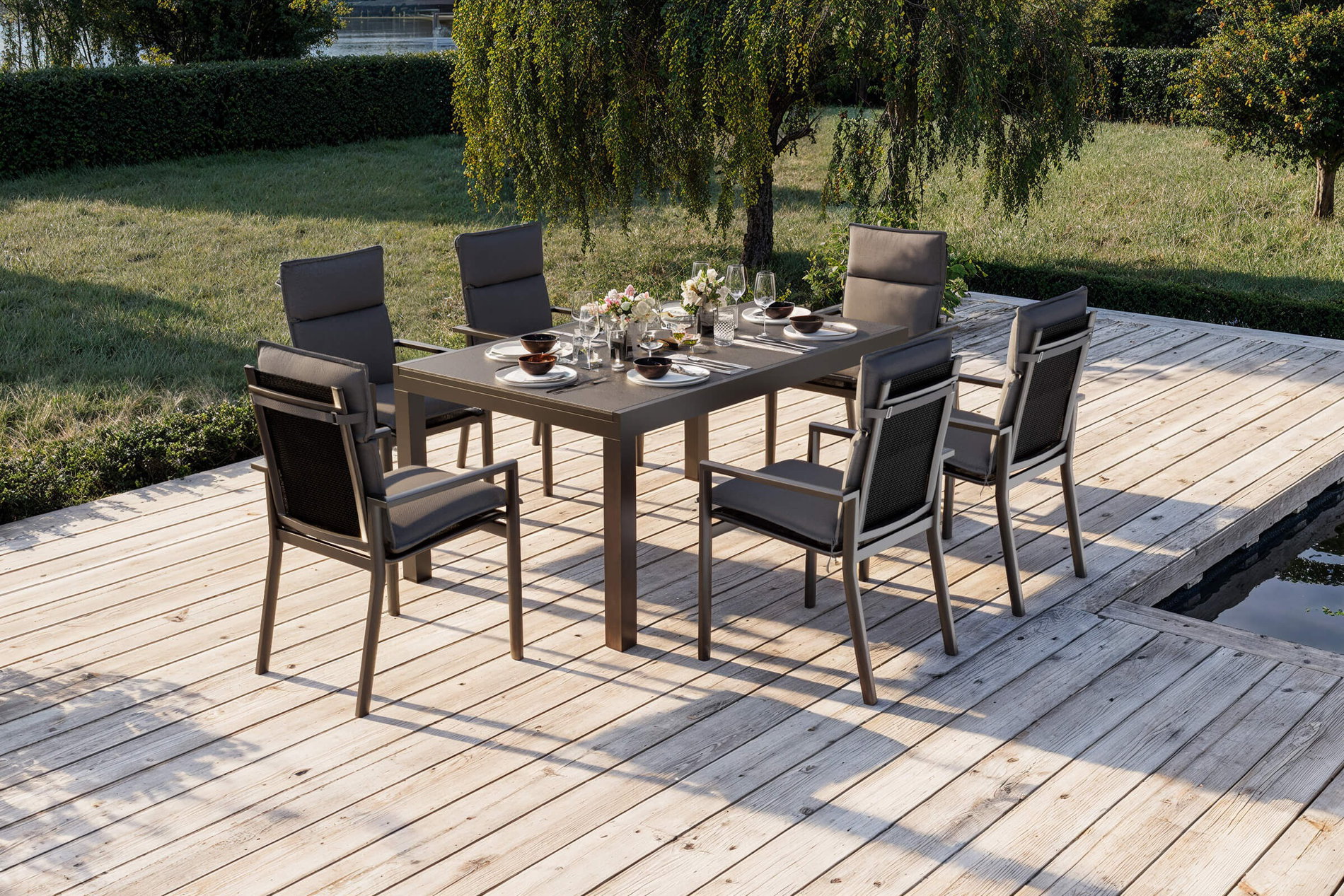 OUTFLEXX Premium Garten-Essgruppe, anthrazit matt/schwarz, Alu/Spraystone/Textilene, Tisch 160/260 x 100 cm, ausziehbar, 6 Stapelsessel inkl. 6 Auflagen OUTFLEXX Premium Garten-Essgruppe, anthrazit matt/schwarz, Alu/Spraystone/Textilene, Tisch 160/260 x 100 cm, ausziehbar, 6 Stapelsessel inkl. 6 Auflagen