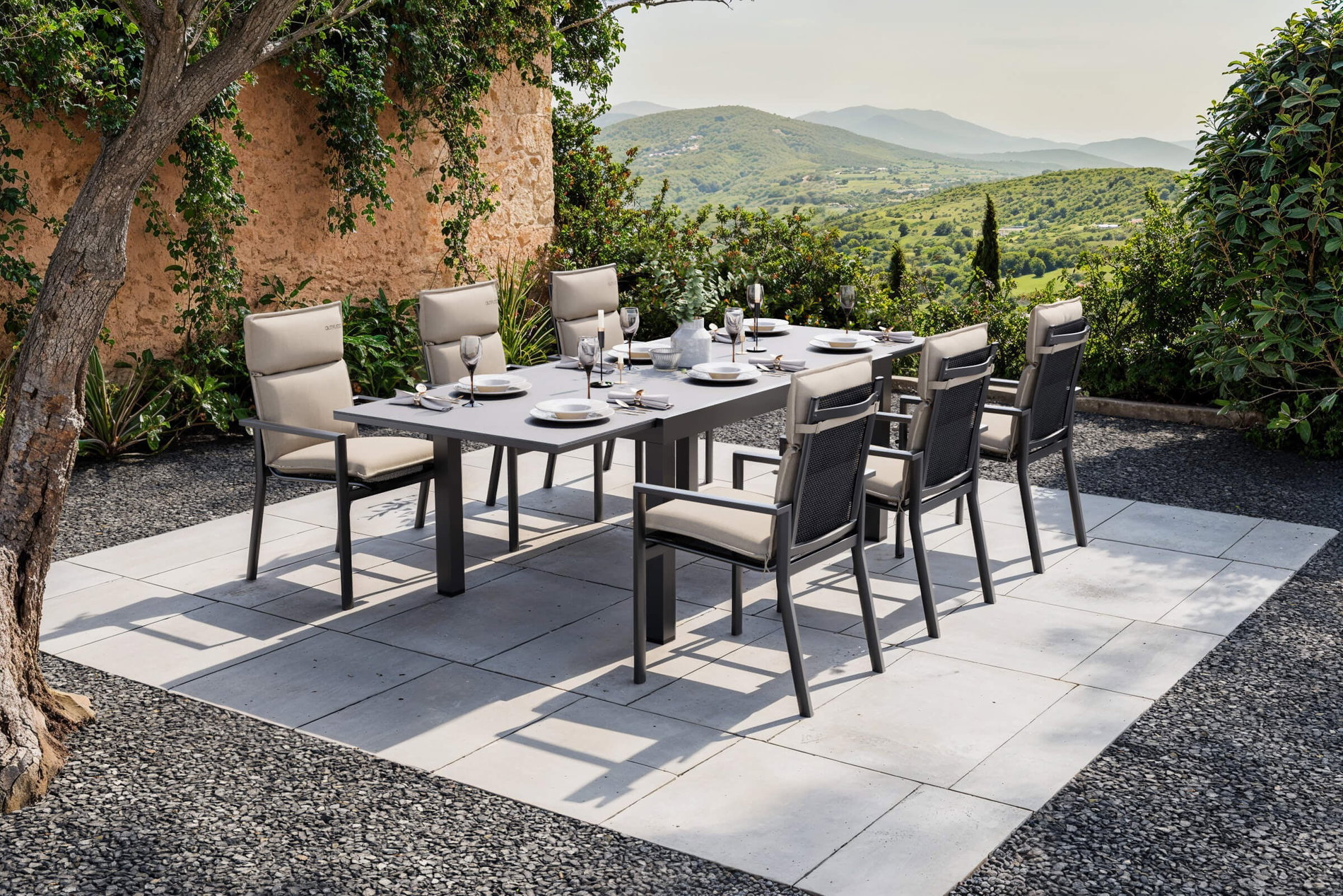 OUTFLEXX Premium Garten-Essgruppe, anthrazit matt/schwarz/natur, Alu/Spraystone, Tisch 160/260 x 100 cm, 6 Stapelsessel inkl. 6 Auflagen OUTFLEXX Premium Garten-Essgruppe, anthrazit matt/schwarz/natur, Alu/Spraystone, Tisch 160/260 x 100 cm, 6 Stapelsessel inkl. 6 Auflagen