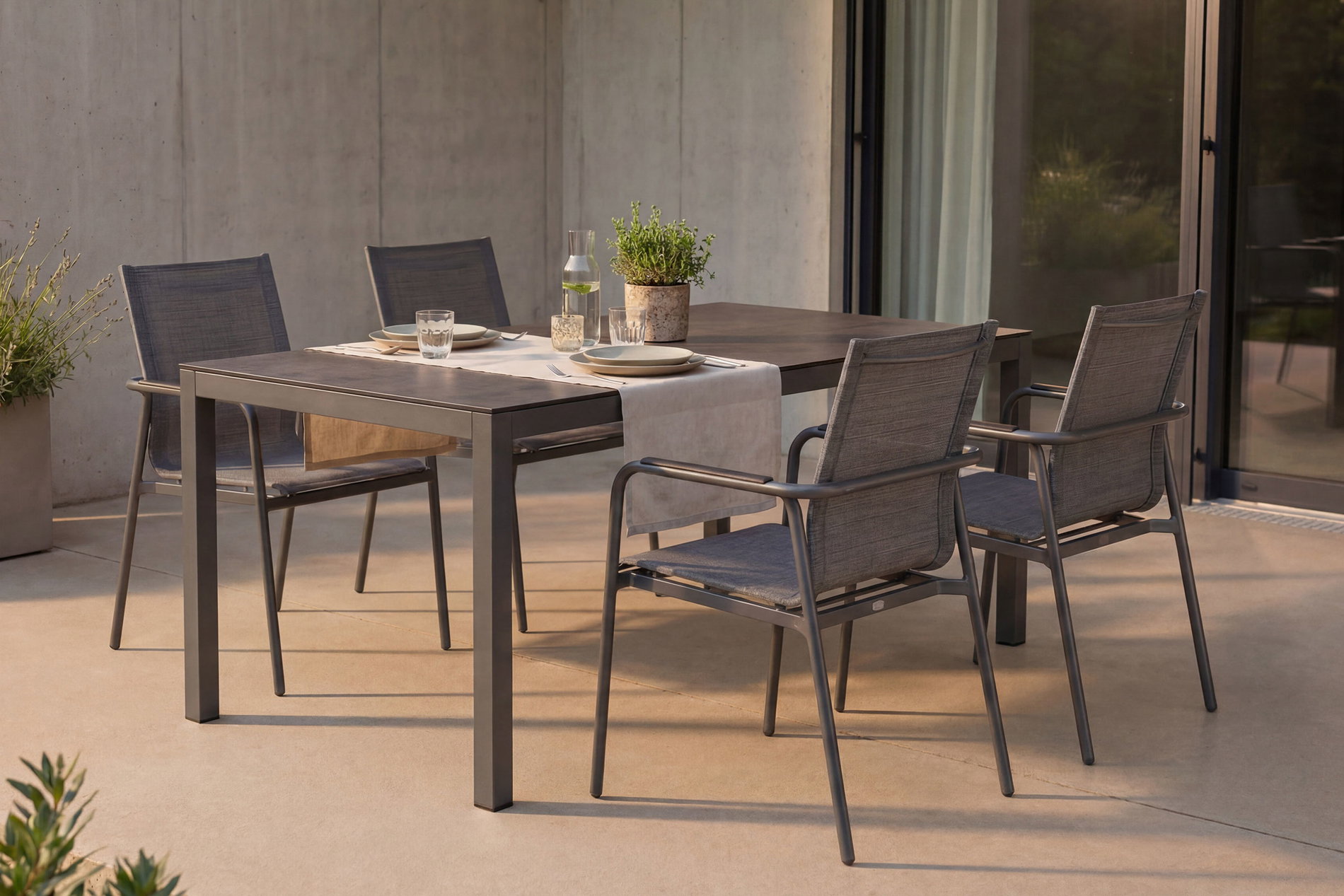 STERN Vento Garten-Essgruppe 5-teilig mit 4 Stapelsesseln, graphit/silbergrau, Aluminium und Textilene, Tisch 160 x 90 cm, Betondekor